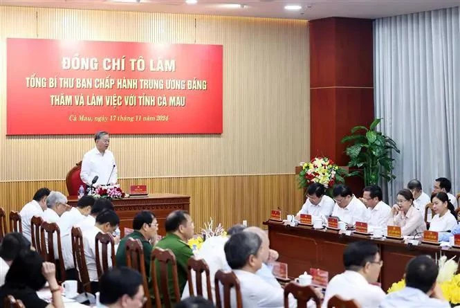Le SG du Parti To Lam travaille avec la Permanence du Comité provincial du Parti de Ca Mau. Photo : VNA.