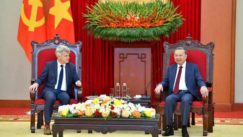  Le Secrétaire général du Parti communiste vietnamien, Tô Lâm (à droite) et le secrétaire national du Parti communiste français, Fabien Roussel (à gauche). Photo : VNA.