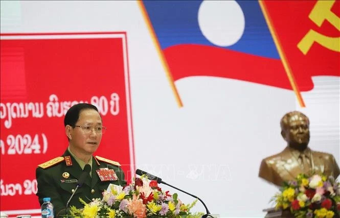 Le ministre lao de Défense, Khamlieng Outhakaysone, s'exprime au meeting à Vientiane en l’honneur du 80e anniversaire de l’Armée populaire du Vietnam. Photo : VNA.