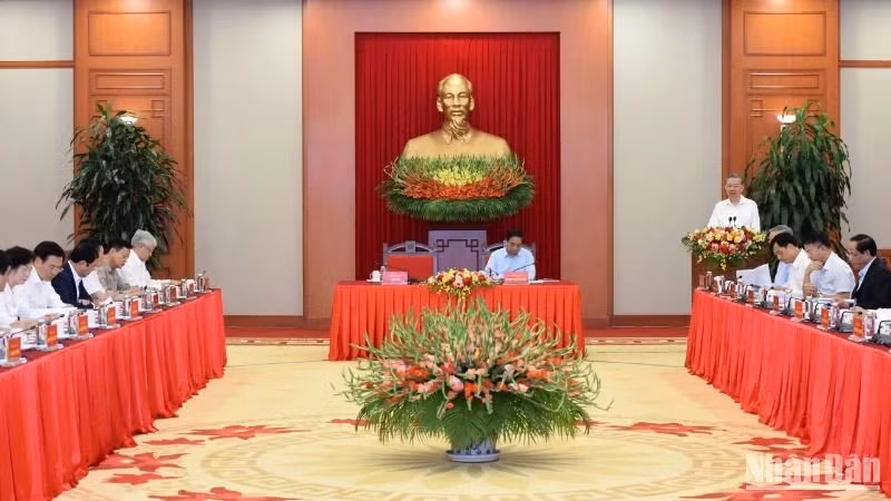 Le secrétaire général du Parti communiste du Vietnam (PCV), To Lam, travaille avec le sous-comité socio-économique pour le 14e Congrès national du PCV. Photo : NDEL.