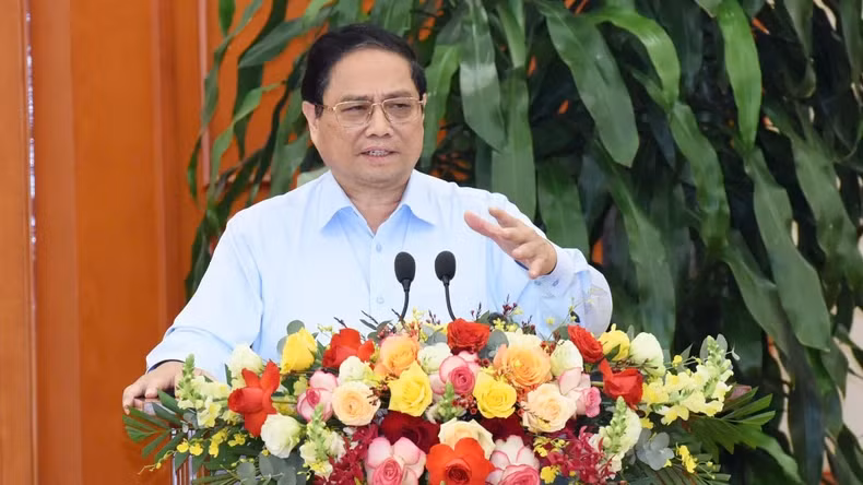 Le Premier ministre Pham Minh Chinh, membre du Politburo, chef du sous-comité socio-économique, prend la parole lors de la réunion.