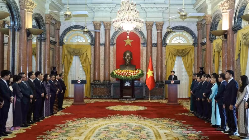 Le président de la République, Luong Cuong, rencontre dans l'après-midi du 29 octobre, à Hanoï les cadres, fonctionnaires et employés du Bureau présidentiel. Photo : NDEL.