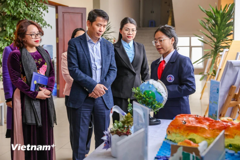 Les enseignants et les élèves de l'école secondaire Ngo Sy Lien ont participé aux campagnes et aux projets pour protéger l'environnement. Photo : VNA.