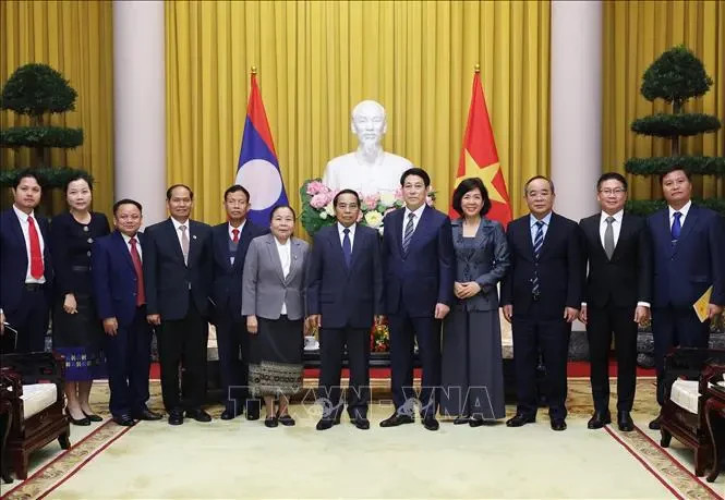 Le président de la République, Luong Cuong (5e de droite à gauche), reçoit Bounthong Chitmany, permanent du secrétariat du Parti populaire révolutionnaire du Laos (PPRL) et vice-président du Laos. Photo : VNA.