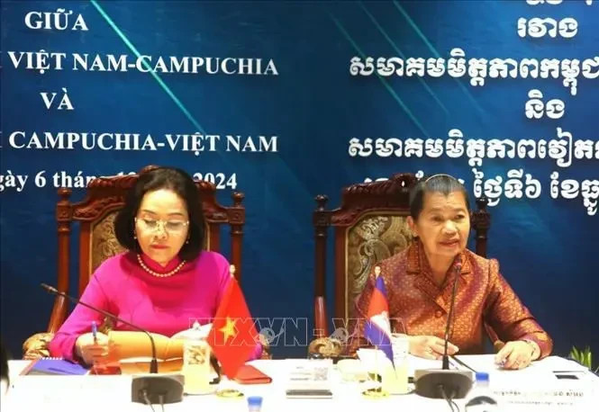 Nguyên Thi Thanh (à gauche), vice-présidente de l'Assemblée nationale du Vietnam, et présidente de l'Association d'amitié Vietnam-Cambodge, et Men Sam An, conseillère suprême du roi du Cambodge, vice-présidente du Parti du peuple cambodgien (PPC), présidente du Conseil national du Front de solidarité pour le développement de la patrie cambodgienne (SFDCM), présidente de l'Association d'amitié Cambodge-Vietnam, coprésident la conférence. Photo : VNA.