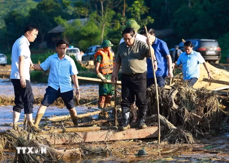 Le Premier ministre Pham Minh Chinh supervise les opérations de recherche des victimes à Làng Nu. Photo : Duong Giang/VNA.