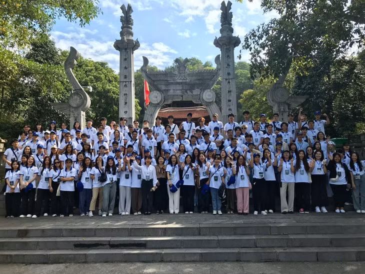 Les jeunes Vietkieu prennent des photos au temple dédié à Lac Long Quan, le père du peuple vietnamien. Photo : Lan Phuong.