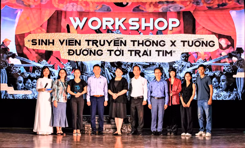 Les participants prennent des photos des imprimés de l’atelier. Photo : Minh Thu.