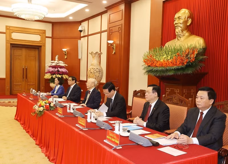 Le Secrétaire général du Parti, Nguyên Phu Trong (3e, de gauche à droite), lors de la réunion. Photo : VNA.