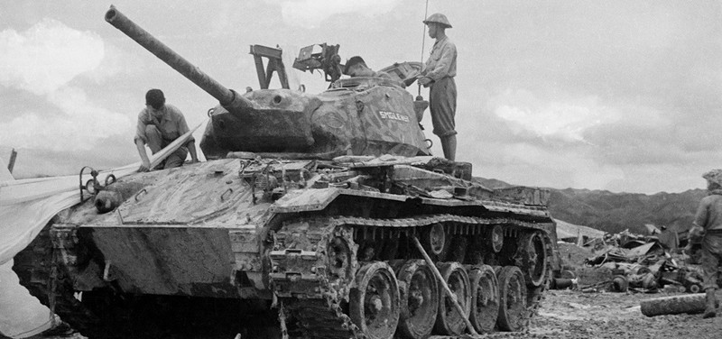 Le 19 mars : des armes et des véhicules militaires, dont beaucoup de l'armée américaine, ont été détruits ou capturés par nos troupes, sur le front de Diên Biên Phu. Photo : VNA.