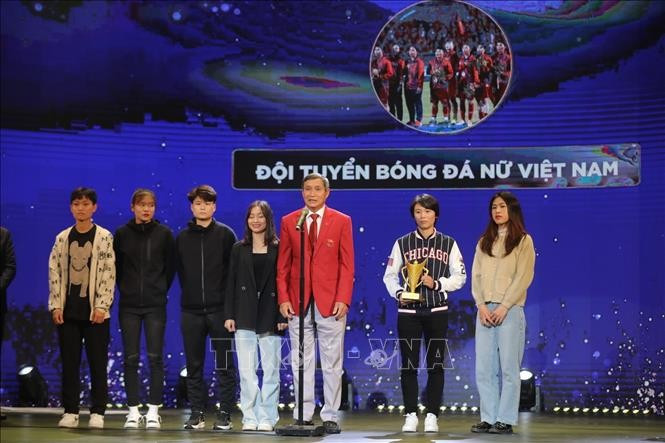 Mai Duc Chung, le sélectionneur de l’équipe nationale de football féminin du Vietnam (au micro). Photo : VNA.