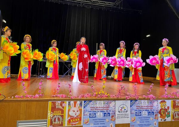 Une scène de représentation de Vietnamiens en "áo dài" traditionnels. Photo : Nguyên Thu Hà/CVN.