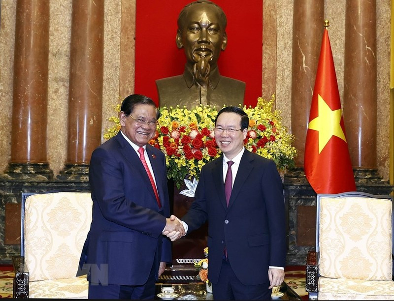 Le Président Vo Van Thuong (à droite) et le Vice-Premier ministre cambodgien et ministre de l'Intérieur, Samdech Krolahom Sar Kheng. Photo : VNA.