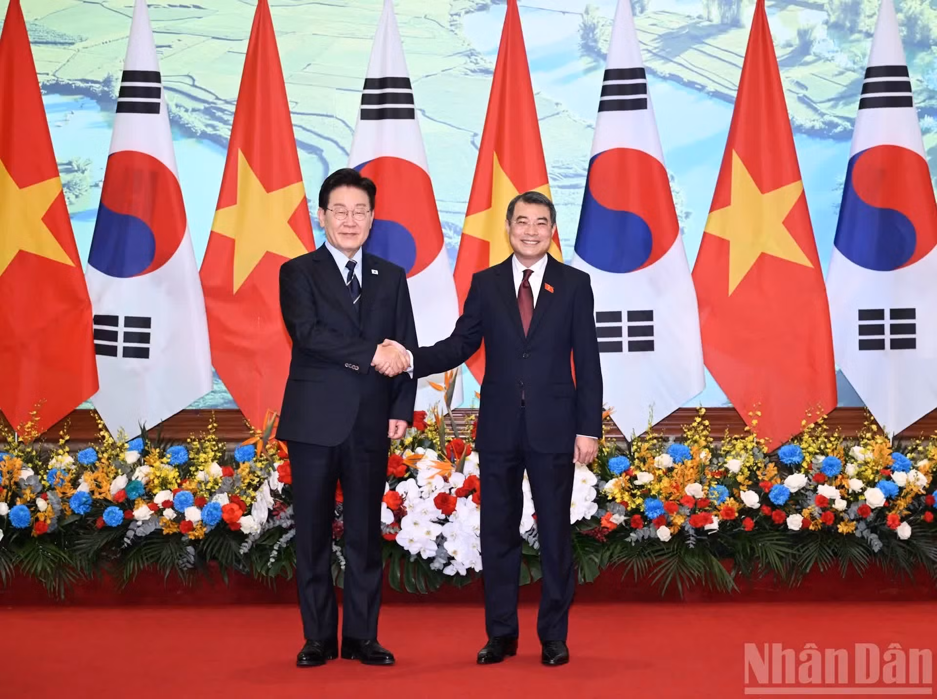 Le Premier ministre Le Minh Hung (à droite) et le président sud-coréen Lee Jae Myung. Photo : VNA