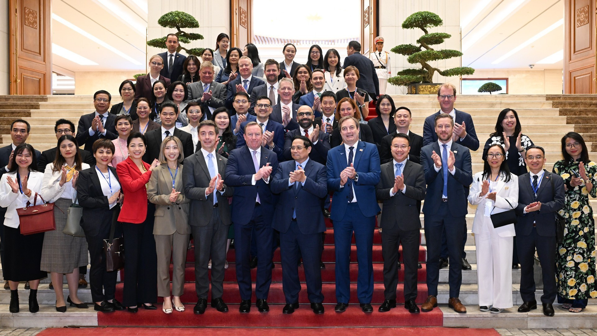 Le Premier ministre Pham Minh Chinh et la délégation du Conseil d'Affaires Union Européenne-ASEAN (EU-ABC) et de l'Association des Entreprises Européennes au Vietnam (EuroCham). Photo : NDEL.