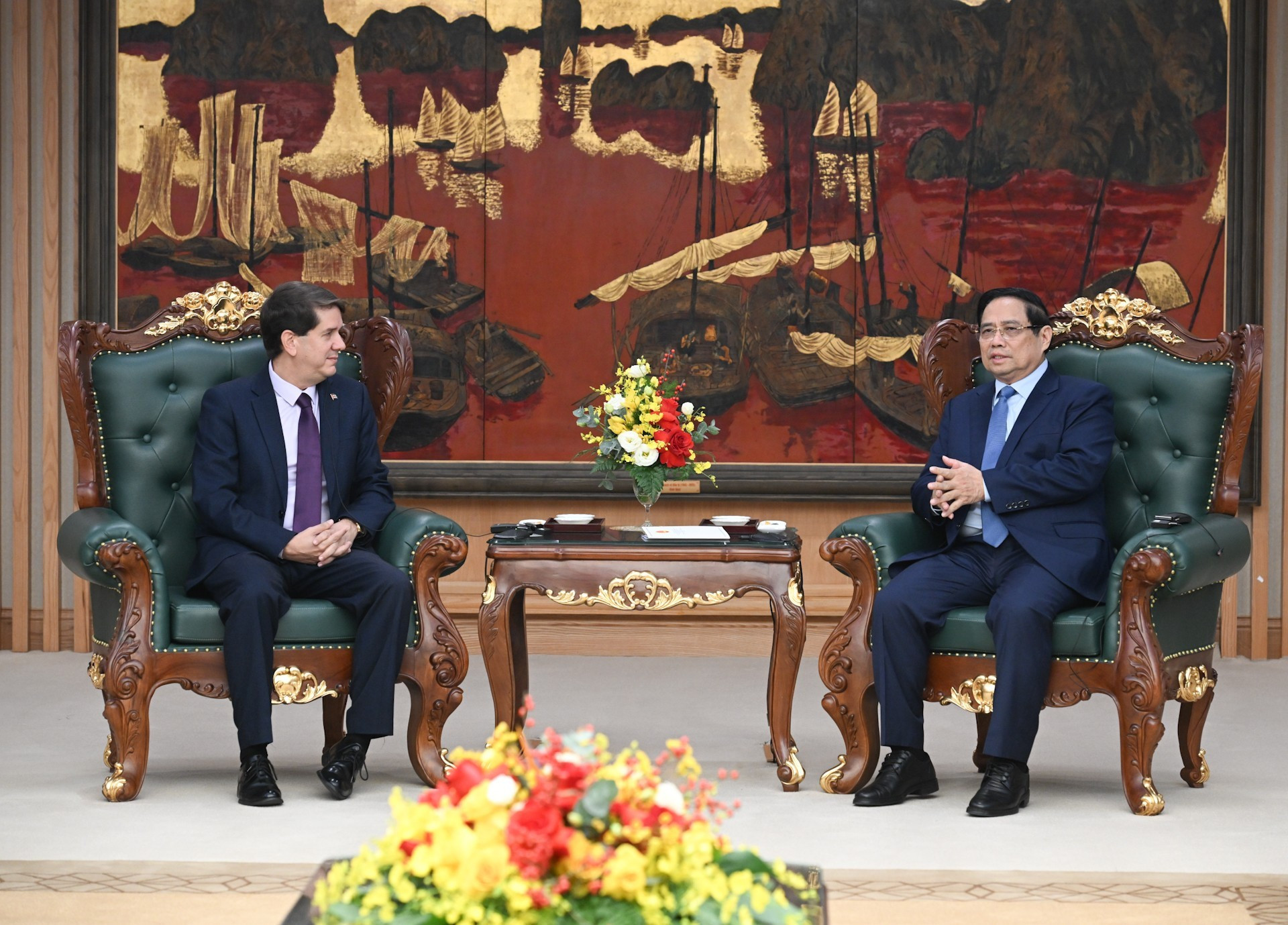 Le Premier ministre Pham Minh Chinh (à droite) reçoit Jorge Legañoa Alonso, président de l’agence de presse latino-américaine Prensa Latina. Photo: NDEL