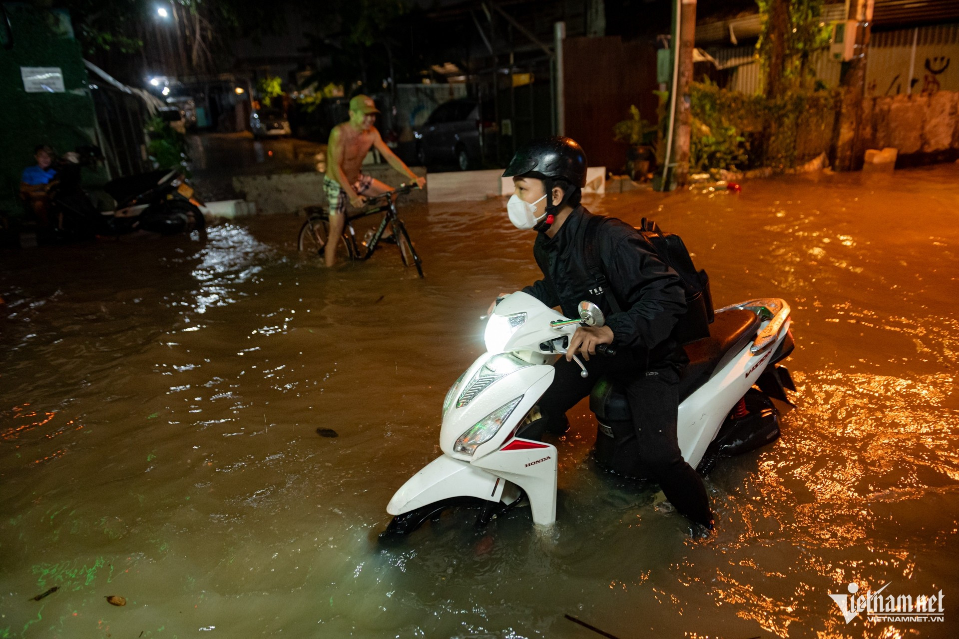 Dans la soirée du 7 novembre, la marée a atteint son troisième jour de crue du mois, entraînant l'inondation de nombreuses routes basses en bord de rivière à Ho Chi Minh-Ville. La situation est particulièrement grave dans la zone de la péninsule de Thanh Da – entourée par le fleuve Sai Gon – où le niveau de l'eau a tellement augmenté que plusieurs tronçons de la rue Binh Quoi étaient submergés jusqu'aux roues des véhicules. Photo: vietnamnet.vn