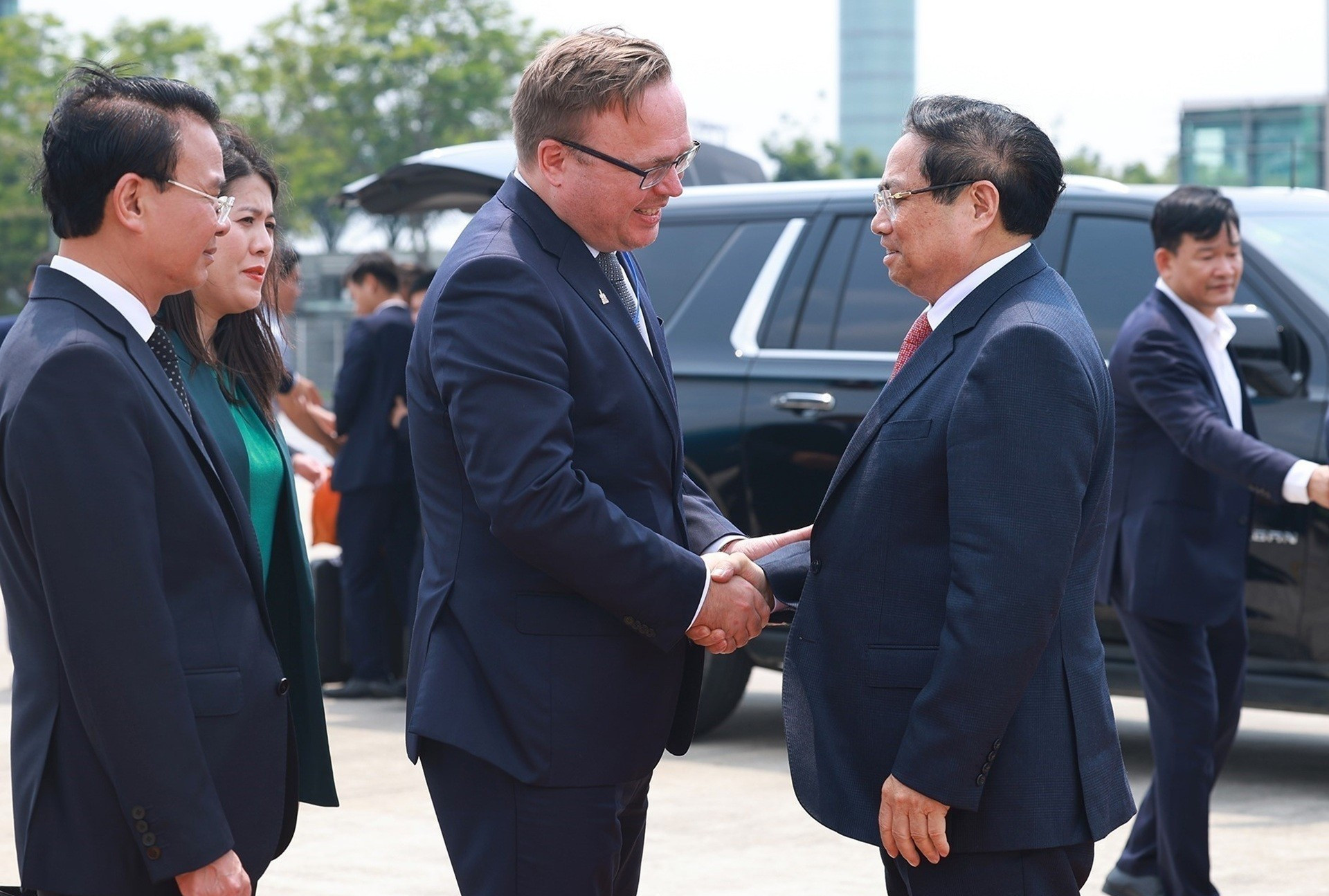 Cérémonie de départ du Premier ministre Pham Minh Chinh et de la haute délégation vietnamienne à l'aéroport international de Noi Bai (Hanoï). (Photo : Duong Giang/VNA)