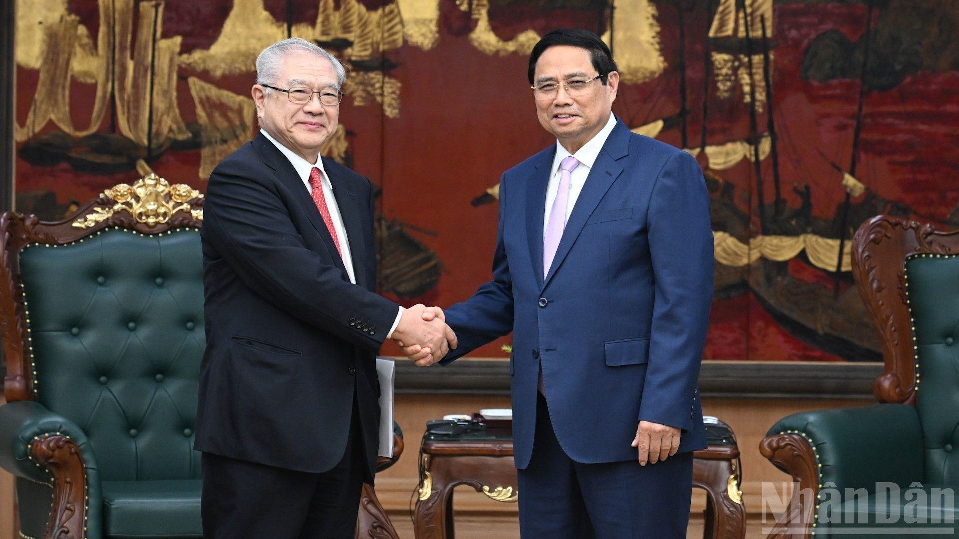 Le Premier ministre Pham Minh Chinh (à droite) et Nishimura Teiichi, président de l'Association d'amitié Japon-Vietnam de la région du Kansai. Photo : NDEL