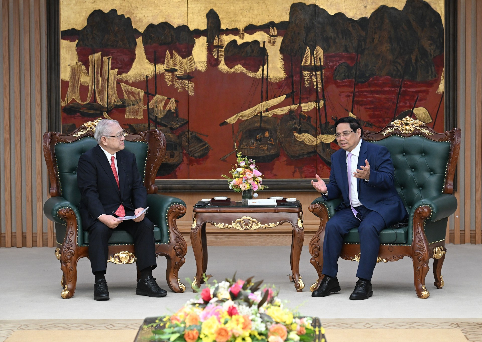 Le Premier ministre Pham Minh Chinh reçoit Nishimura Teiichi, président de l&apos;Association d&apos;amitié Japon-Vietnam de la région du Kansai. Photo : NDEL