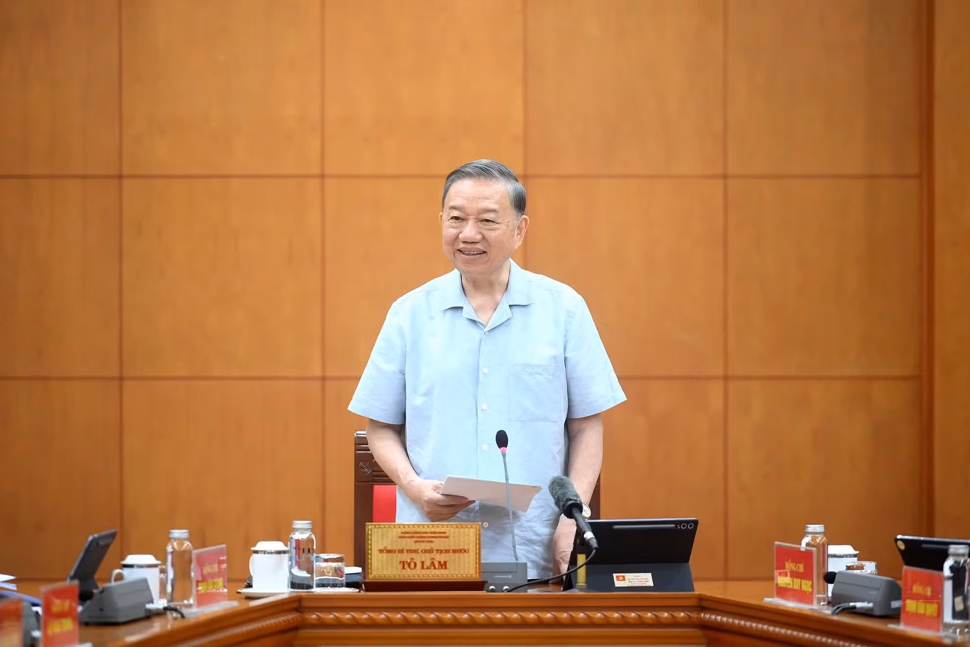 Le Secrétaire général du Comité central du Parti communiste du Vietnam et Président de la République, Tô Lâm, a présidé une séance de travail du Comité permanent du Comité de pilotage central pour le développement des sciences et technologies, de l'innovation et de la transition numérique. Cette réunion visait à donner des orientations sur la recherche scientifique fondamentale au service du développement national dans la nouvelle ère. Photo : DANG KHOA