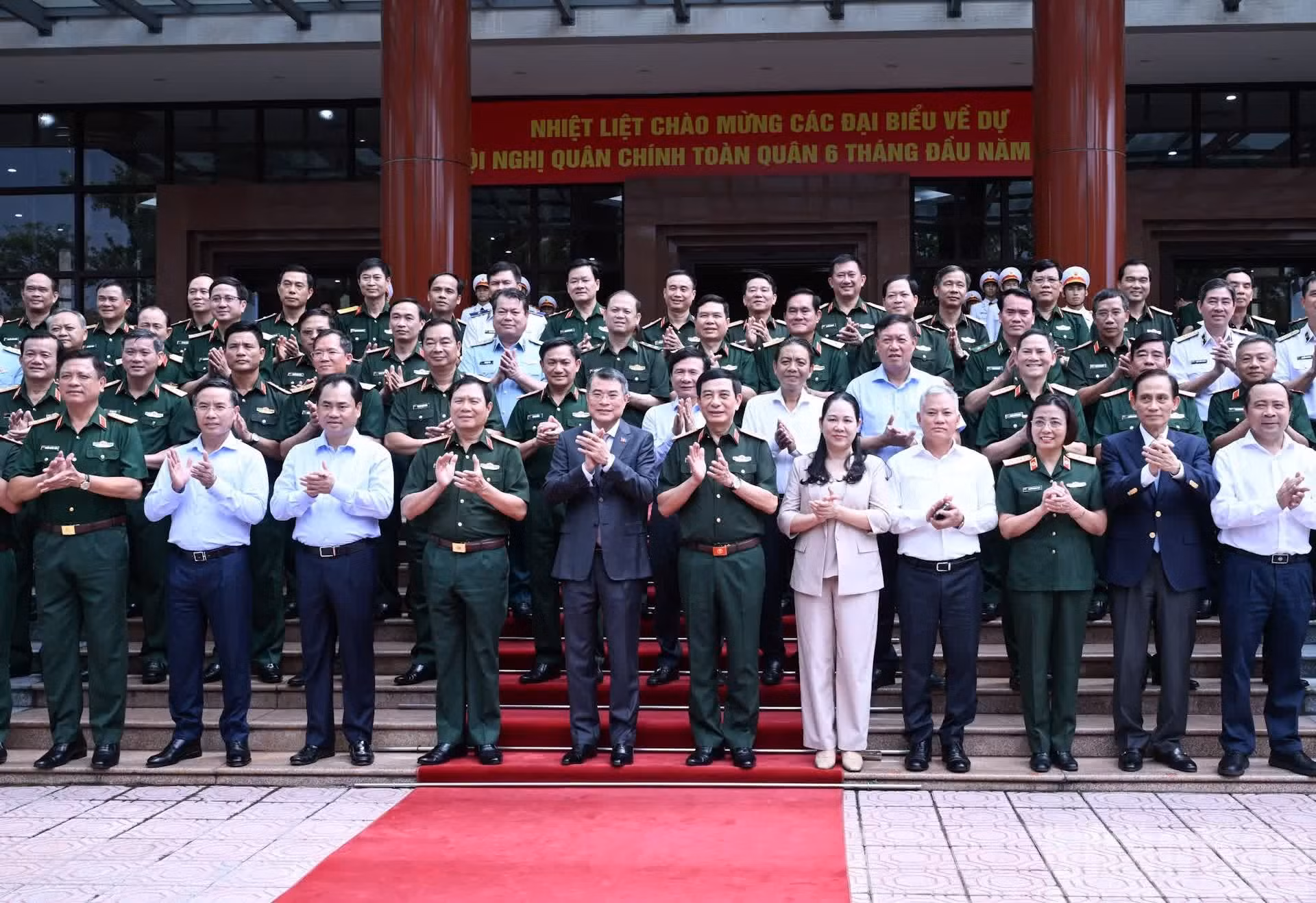 Le Premier ministre Le Minh Hung avec les délégués participant à la Conférence. Photo : NDEL.