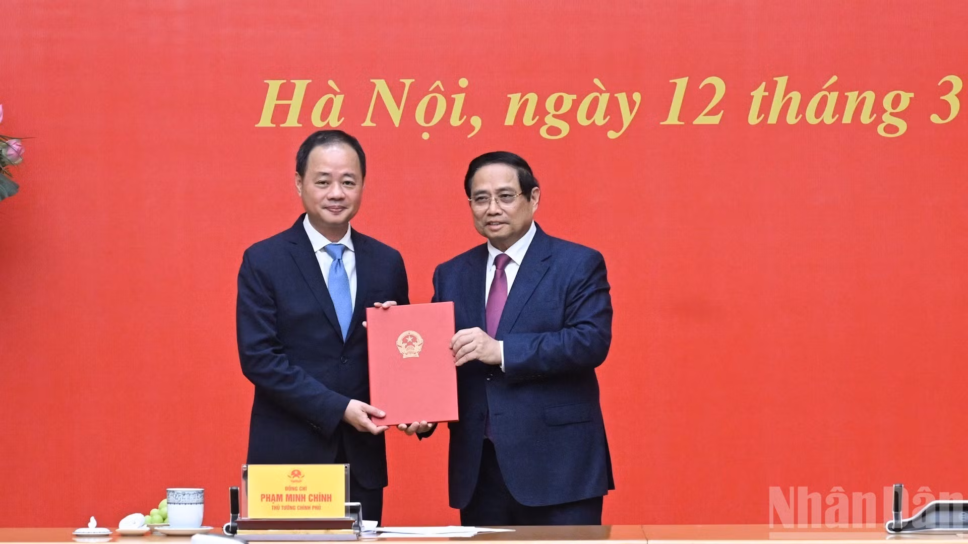 Le Premier ministre Pham Minh Chinh remet la décision à Tran Hong Thai pour sa nomination à la présidence de l'Académie. Photo : NDEL