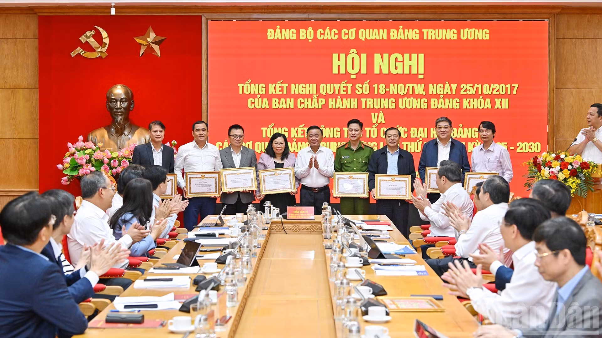 Le permanent du Secrétariat et secrétaire du Comité du Parti des organes centraux, Tran Cam Tu, remet des satisfécits aux collectifs ayant réalisé des réalisations exceptionnelles dans la mise en œuvre de la résolution n° 18-NQ/TW. Photo: NDEL