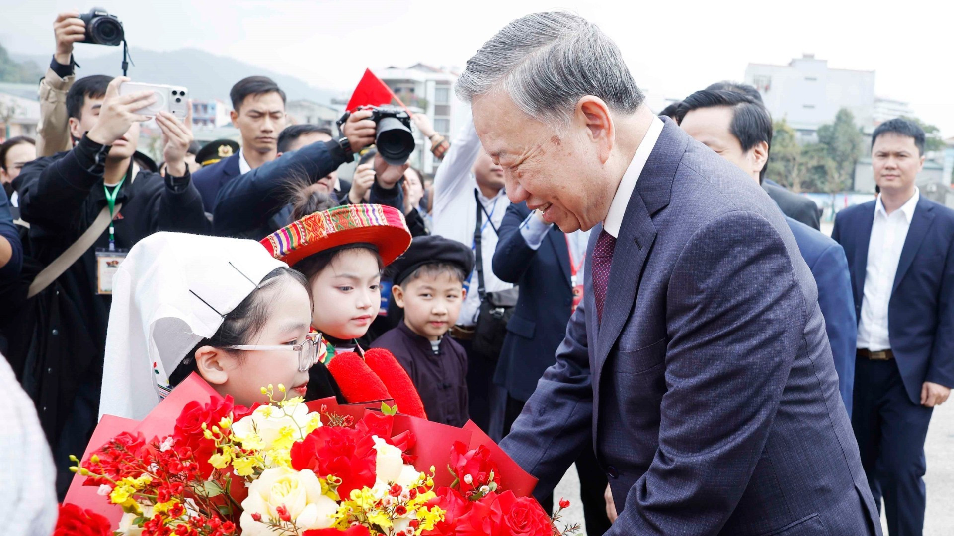 Les enfants de la province de Cao Bang offrent des fleurs au Secrétaire général Tô Lâm. (Photo : VNA)