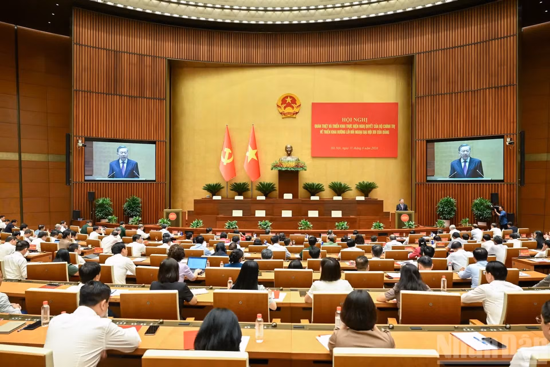 Vue d’ensemble de la conférence nationale consacrée à l’étude et à la mise en œuvre de la Résolution n°06-NQ/TW du Bureau politique relative à l’application de la ligne diplomatique définie lors du 14e Congrès national du Parti. Photo : DUY LINH