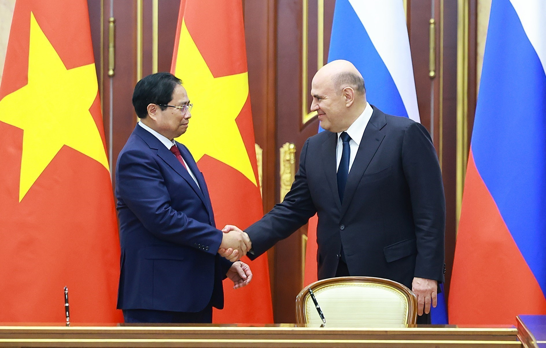 Le Premier ministre Pham Minh Chinh (à gauche) et son homologue russe, Mikhail Michoustine. Photo: Photo : Duong Giang/VNA