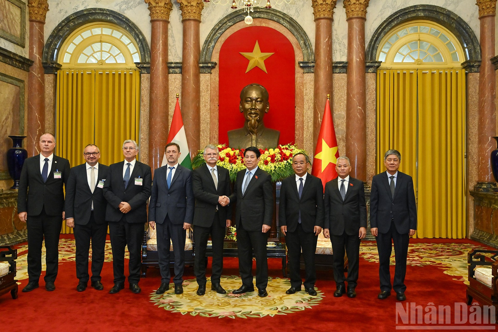 Le président de la République Luong Cuong et le président du Parlement hongrois László Kövér posent avec les délégués assistant à la réception. Photo: NDEL lc8.jpg