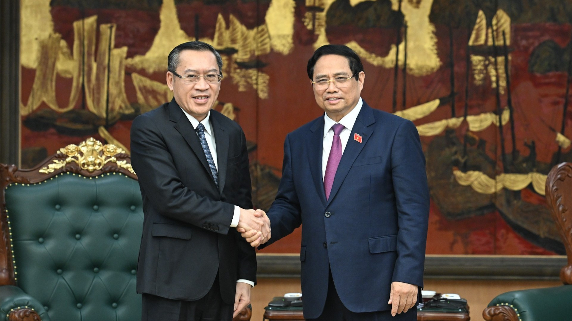 Le Premier ministre Pham Minh Chinh reçoit le ministre laotien du Travail et de la Protection sociale, Phosay Sayasone. Photo: NDEL