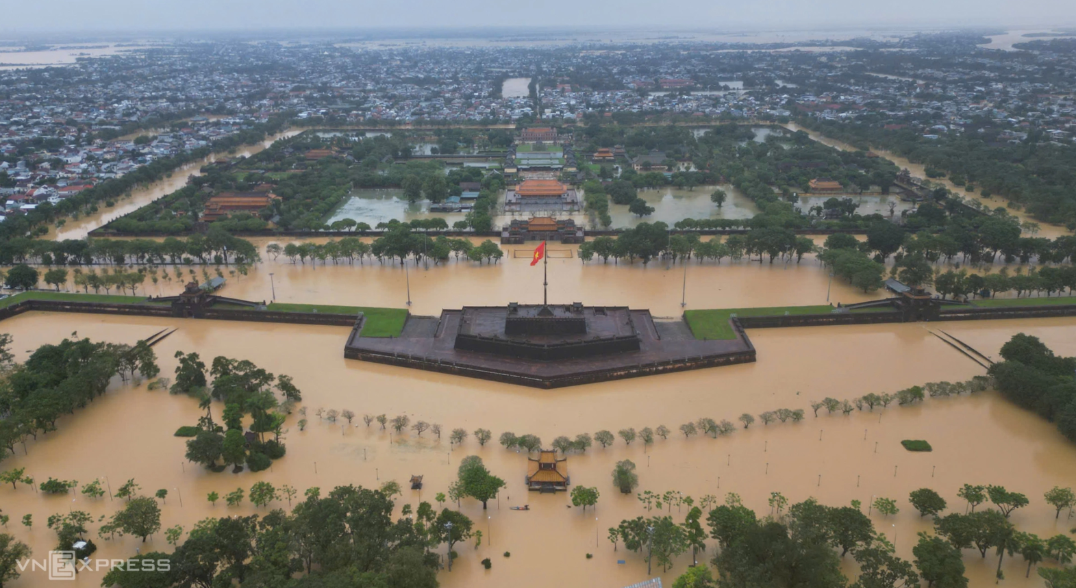 Une partie de la Cité impériale de Huê est encerclée par les eaux de crue ce matin, le 28 octobre. Après avoir atteint son pic hier soir, le niveau de la rivière Huong (Parfum) a baissé lentement, mais la zone de la Cité impériale est encore submergée par plus d'un mètre d'eau. Photo: vnexpress