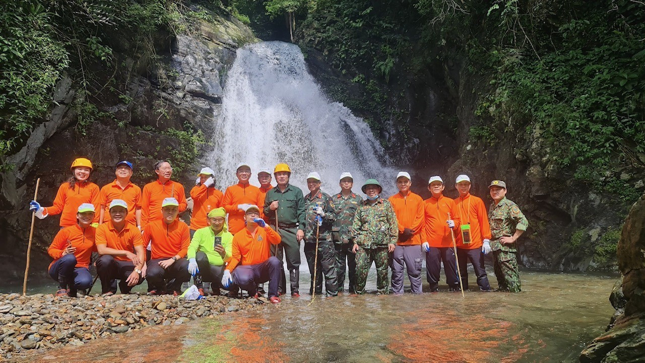 La randonnée commence, un parcours exigeant mais fascinant de 6 à 8 km à travers la forêt primaire. Photo: tienphong.vn image2.jpg