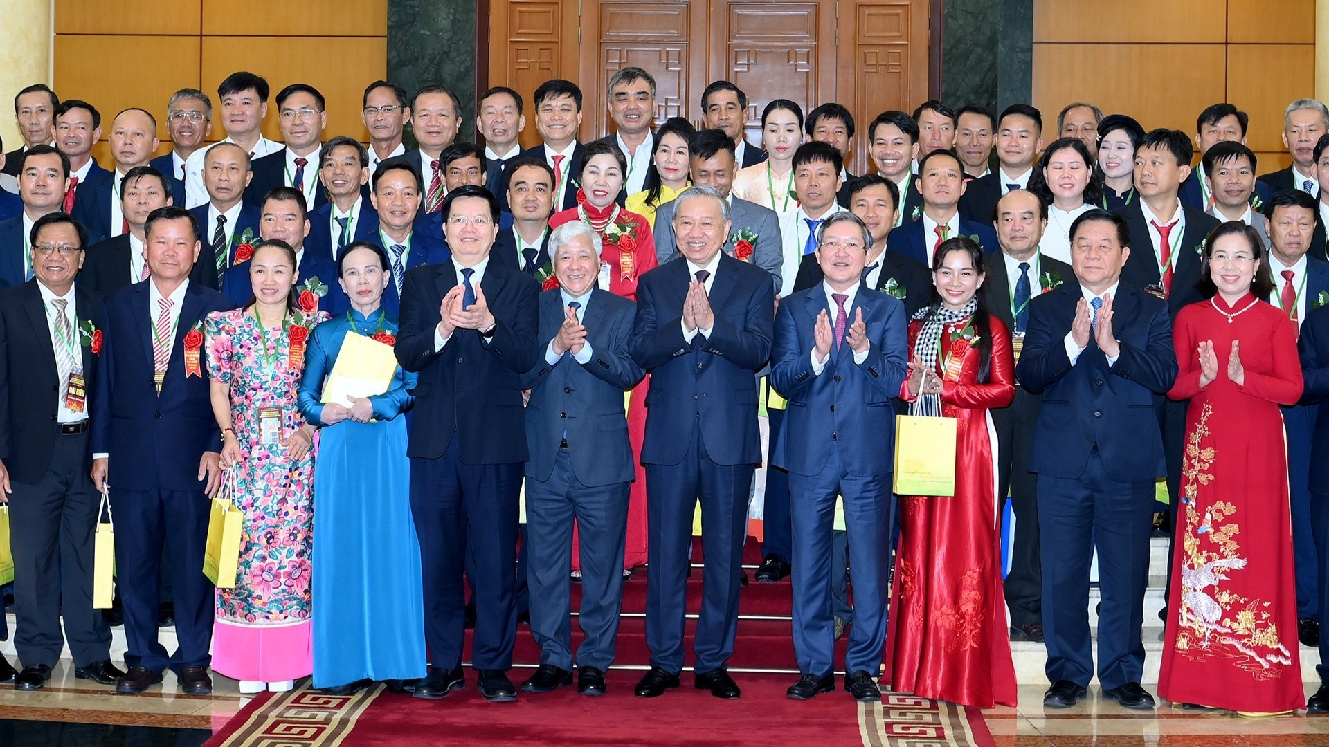 Le Secrétaire général Tô Lâm rencontre des agriculteurs vietnamiens exemplaires et des scientifiques du monde rural. Photo: NDEL
