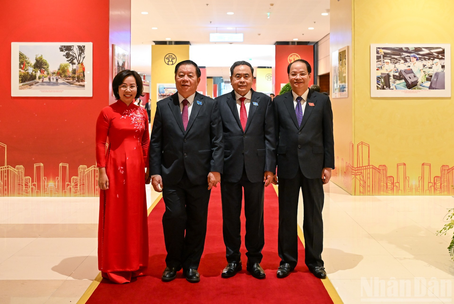 Le président de l'Assemblée nationale, Tran Thanh Man, et les délégués. Photo: NDEL image-9.jpg
