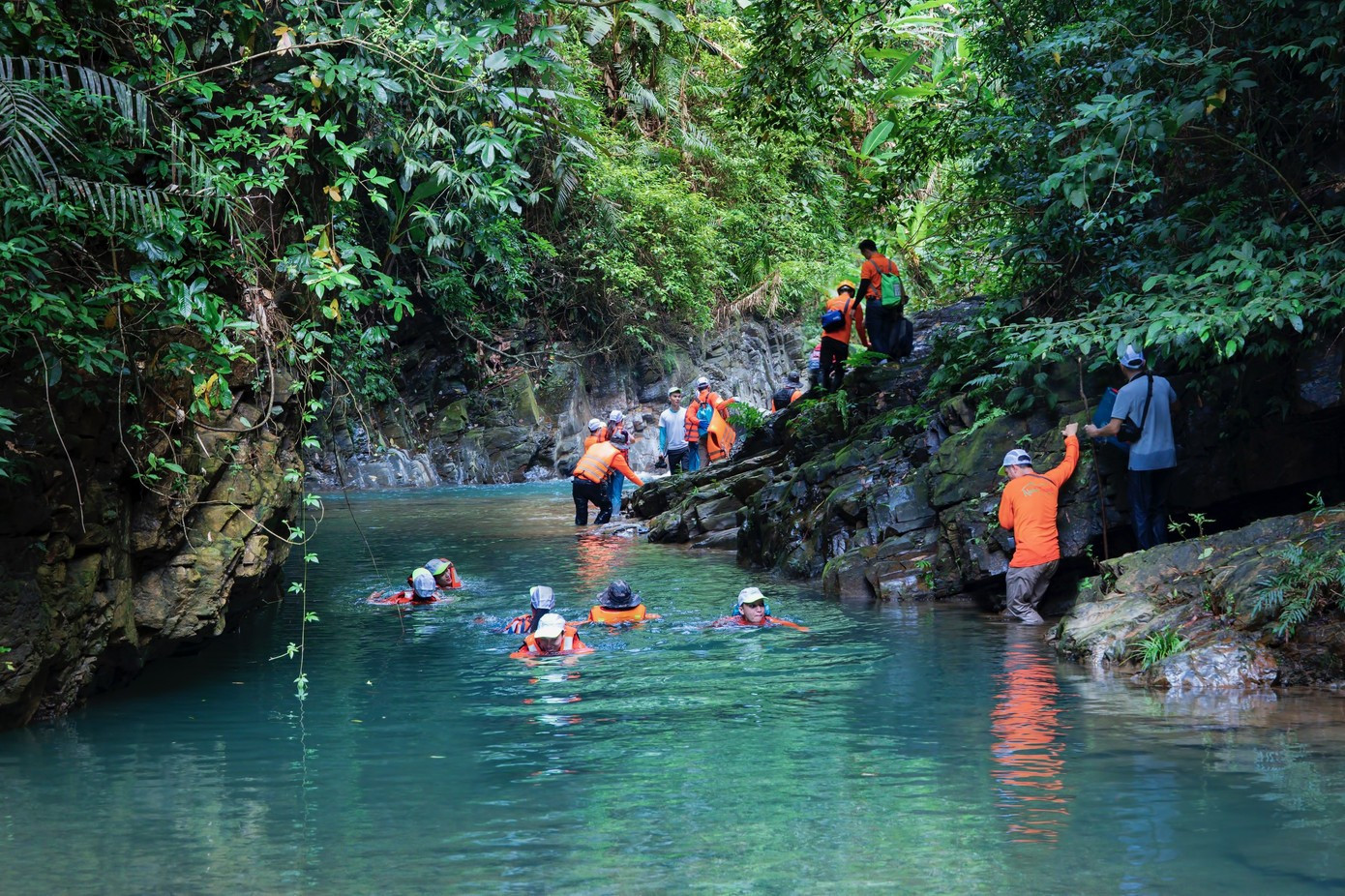 Plus on s'enfonce, plus le brouhaha du monde semble disparaître. Photo: tienphong.vn image-4.jpg