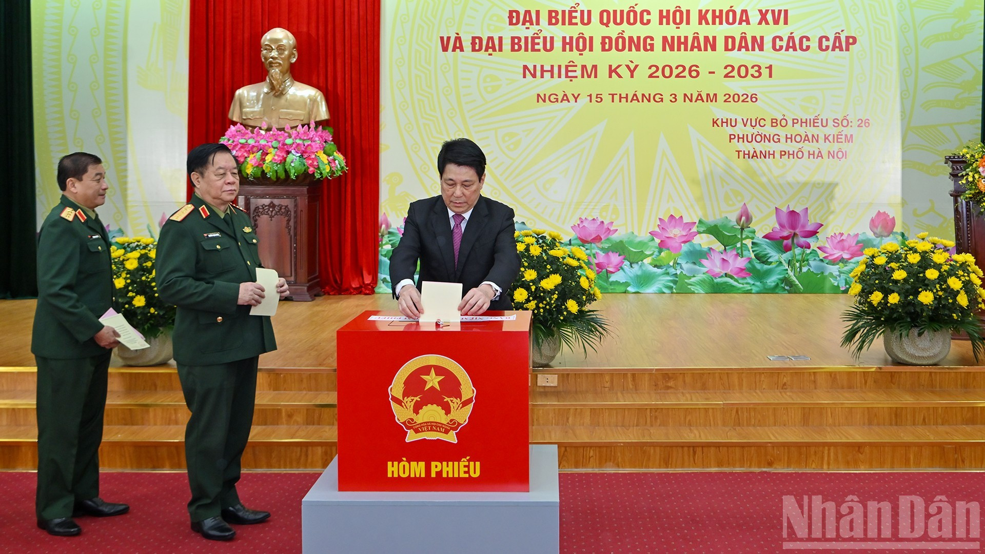 Le Président Luong Cuong dépose son bulletin de vote pour les élections des députés de la XVIe législature de l'Assemblée Nationale et des membres des Conseils Populaires à tous les niveaux pour le mandat 2026-2031. Photo: NDEL