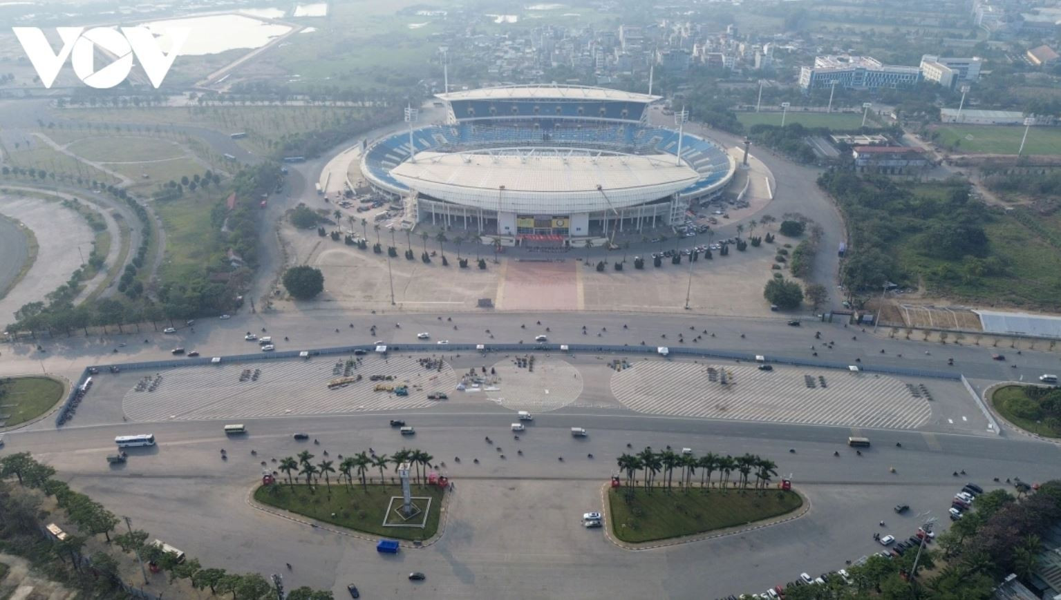 Une série d'équipements techniques spécialisés destinés au tir de feux d'artifice a été rassemblée sur la rue Le Duc Tho (jouxtant le stade de My Dinh, dans le quartier de Tu Liem, Hanoï). Photo : VOV