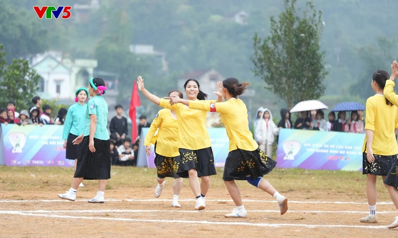 Les footballeuses vêtues de leurs costumes traditionnels sont entrées sur la pelouse. Photo: VOV