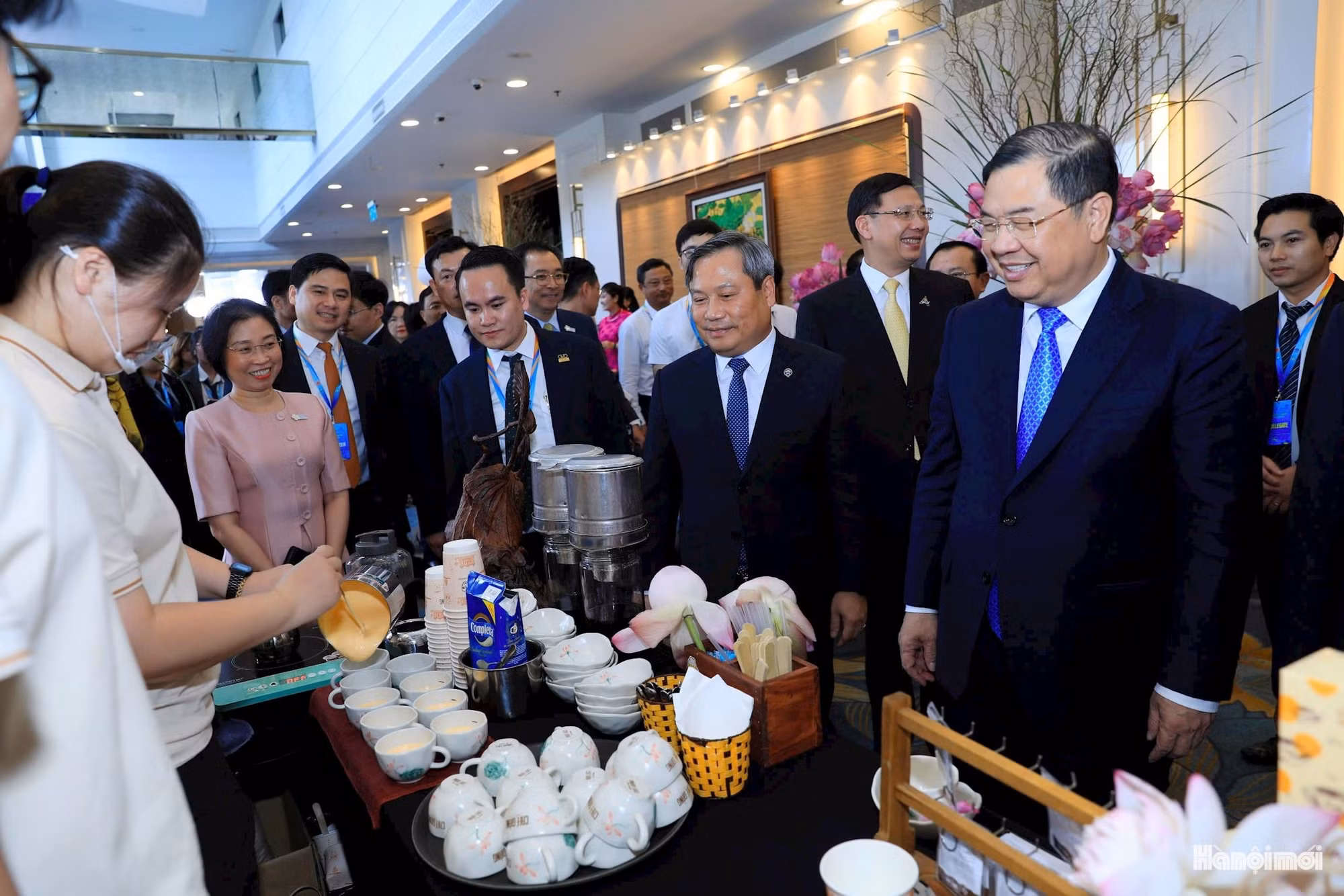 Le Vice-Premier ministre permanent, Pham Gia Tuc, et le Président du Comité populaire de la ville de Hanoï, Vu Dai Thang, aux côtés des délégués, visitant les stands d'exposition de produits phares en marge du sommet. Photo: hanoimoi