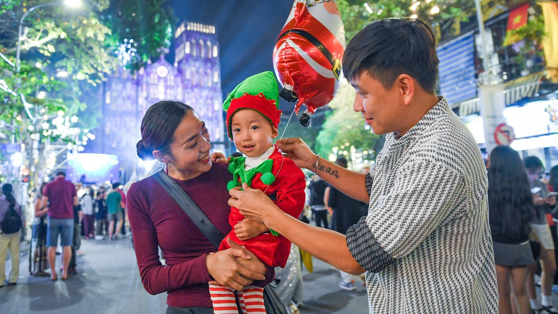 Une famille a emmené ses jeunes enfants célébrer Noël à la Cathédrale Saint-Joseph. Photo : NDELPhoto: NDEL