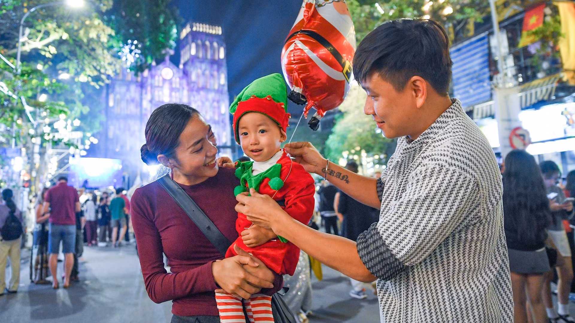 Une famille a emmené ses jeunes enfants célébrer Noël à la Cathédrale Saint-Joseph. Photo : NDELPhoto: NDEL