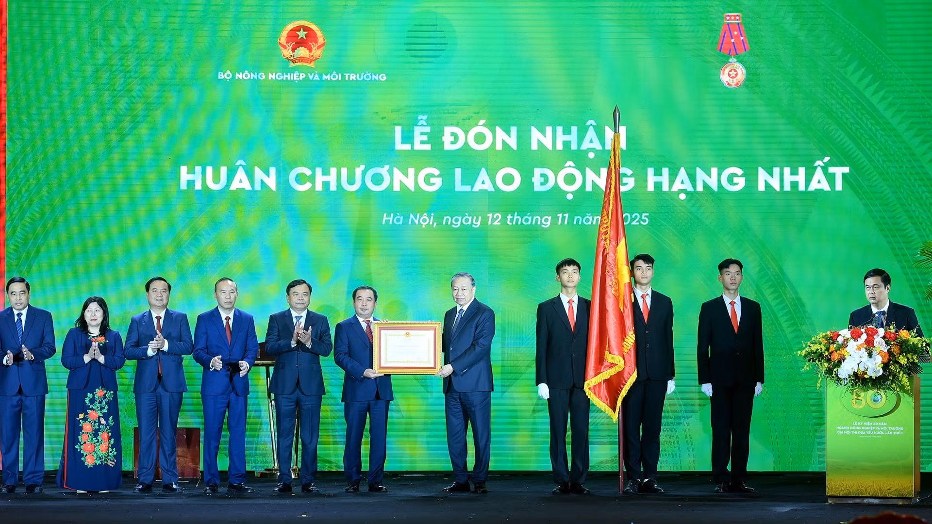 Le Secrétaire général Tô Lâm remet l'Ordre du Travail, première classe, au ministère de l'Agriculture et de l'Environnement. Photo: NDEL