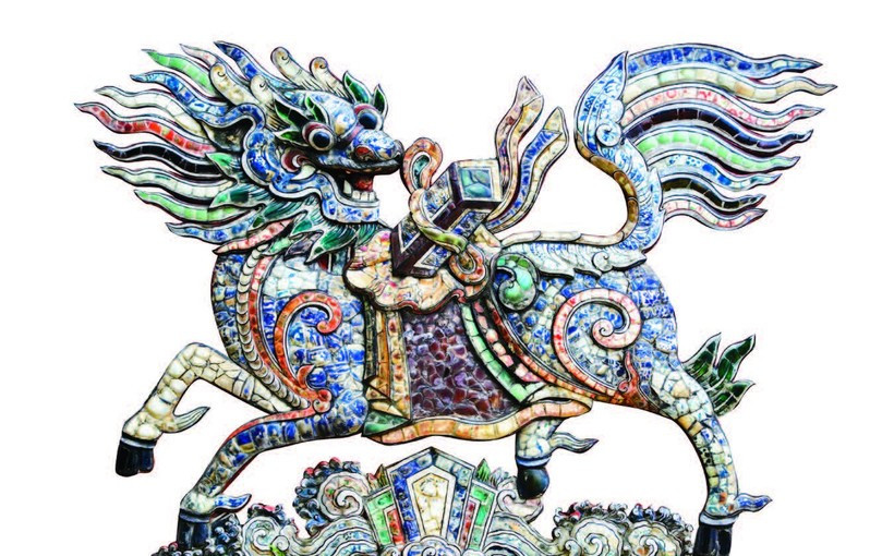 Le paravent à motif de dragon et de cheval de la maison communale du village de Kim Long a été créé par des artisans de Hué à l'aide de techniques d'incrustation de céramique.