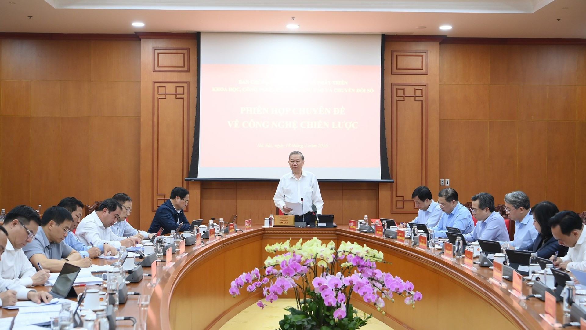 Le Secrétaire général To Lam préside une session thématique sur les technologies stratégiques. Photo: NDEL