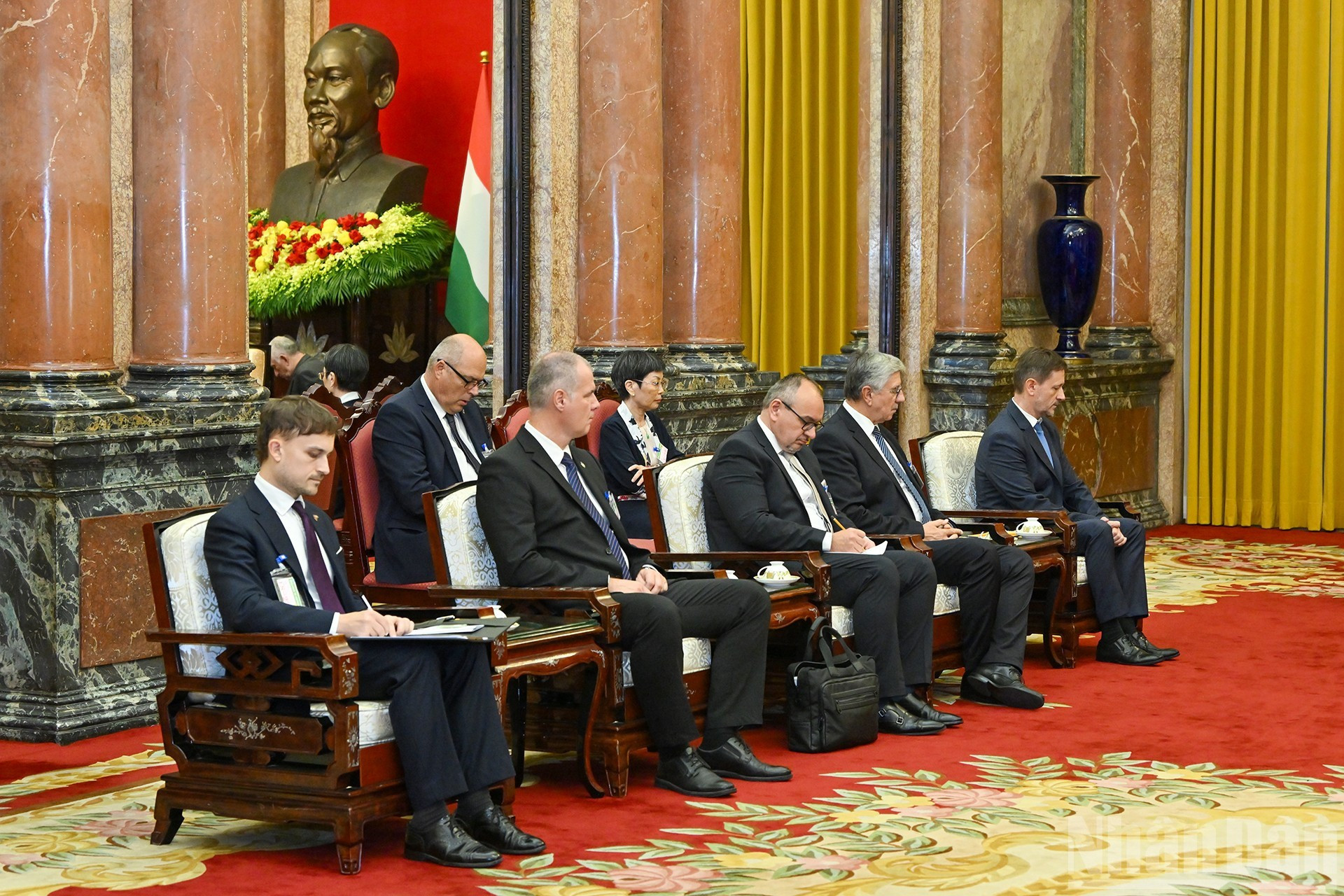 Les délégués accompagnant le Président du Parlement hongrois László Kövér assistent à la réception. Photo: NDEL lc6.jpg