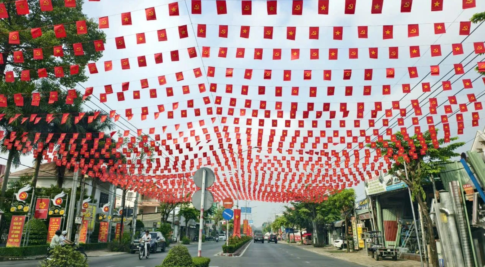 La rue Phu Loi (quartier de Phu Loi) était magnifiquement décorée de drapeaux et de fleurs le matin du 19 janvier. Photo : sggp.vn