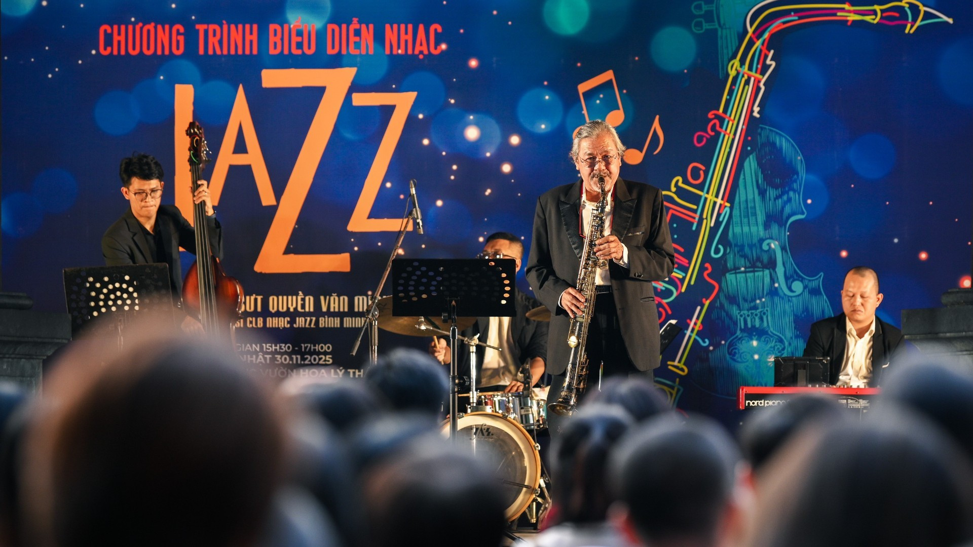 Le premier programme voit la participation du saxophoniste Quyên Van Minh, venu du Club de Jazz Binh Minh, ainsi que de chanteurs, de professeurs et d'étudiants issus des établissements de formation artistique professionnelle. Photo : NDEL